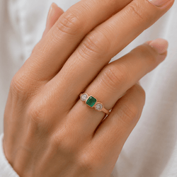 Bague Trilogie en or jaune, émeraude et diamants - Castafiore