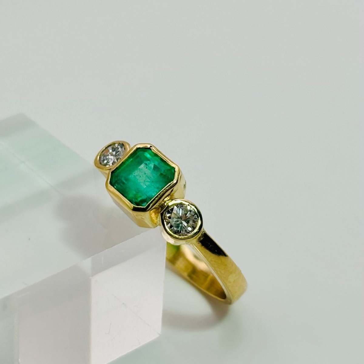 Bague Trilogie en or jaune, émeraude, et diamants - Castafiore