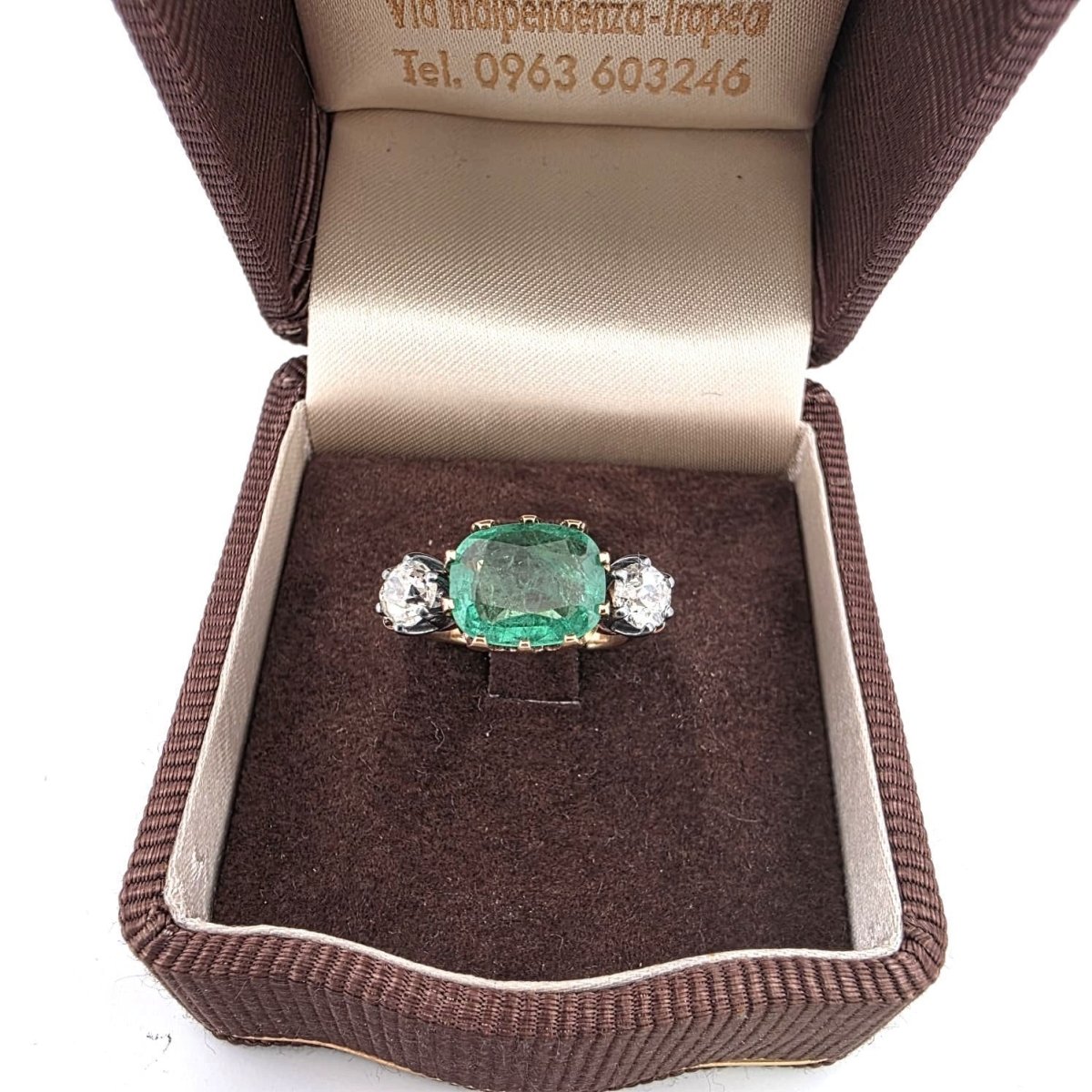 Bague Trilogie en or jaune, émeraude et diamants - Castafiore