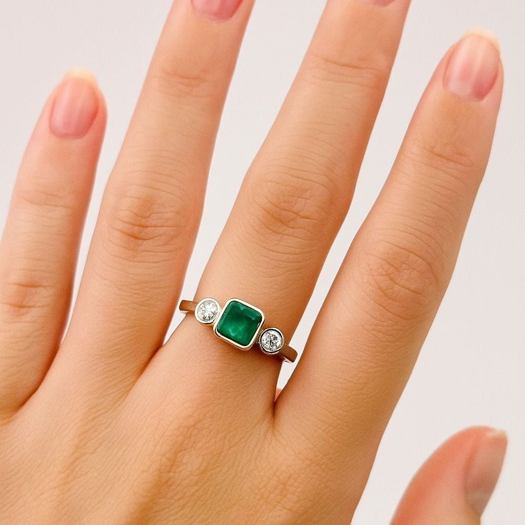 Bague Trilogie en or jaune, émeraude, et diamants - Castafiore