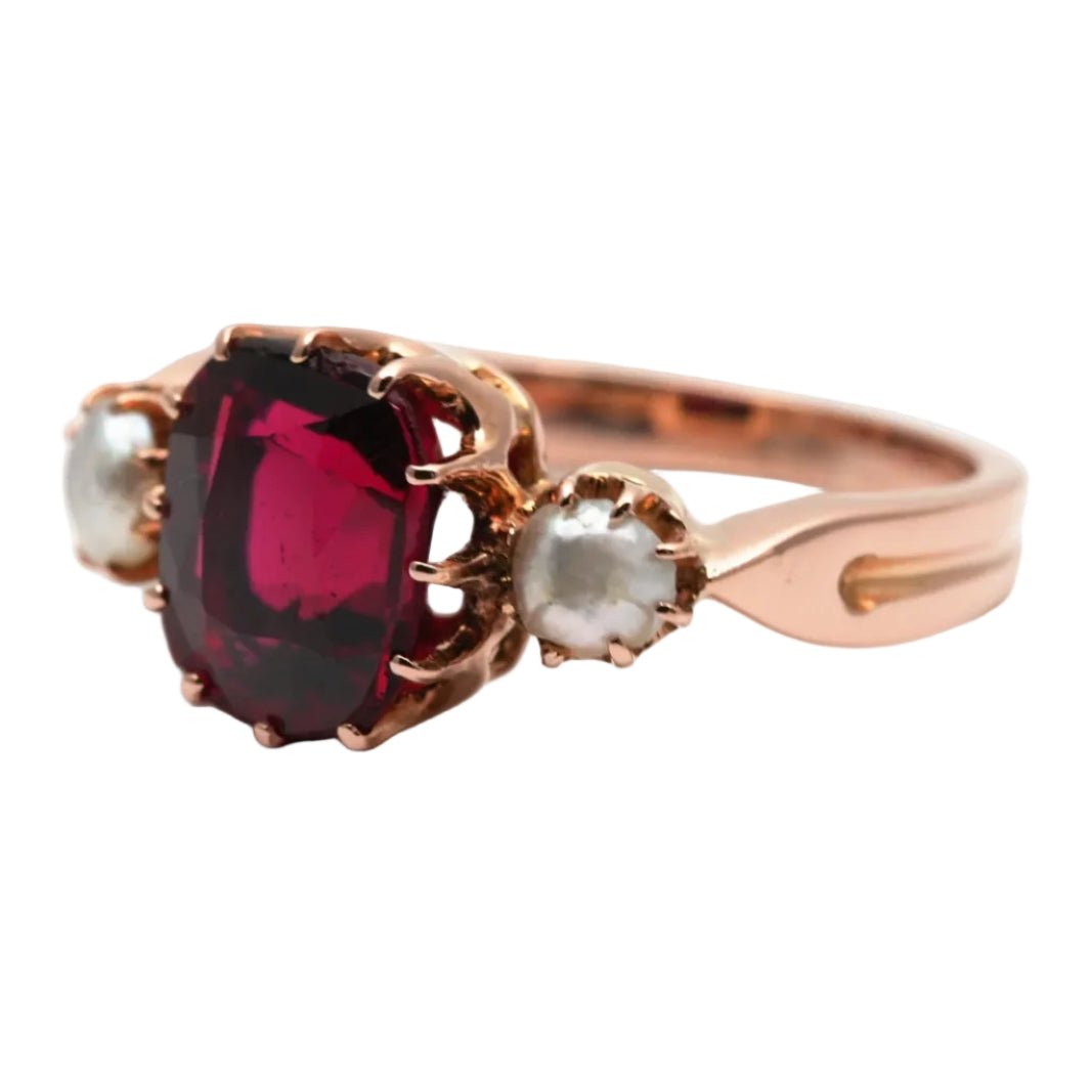 Bague Trilogie en or jaune, grenat et perles - Castafiore