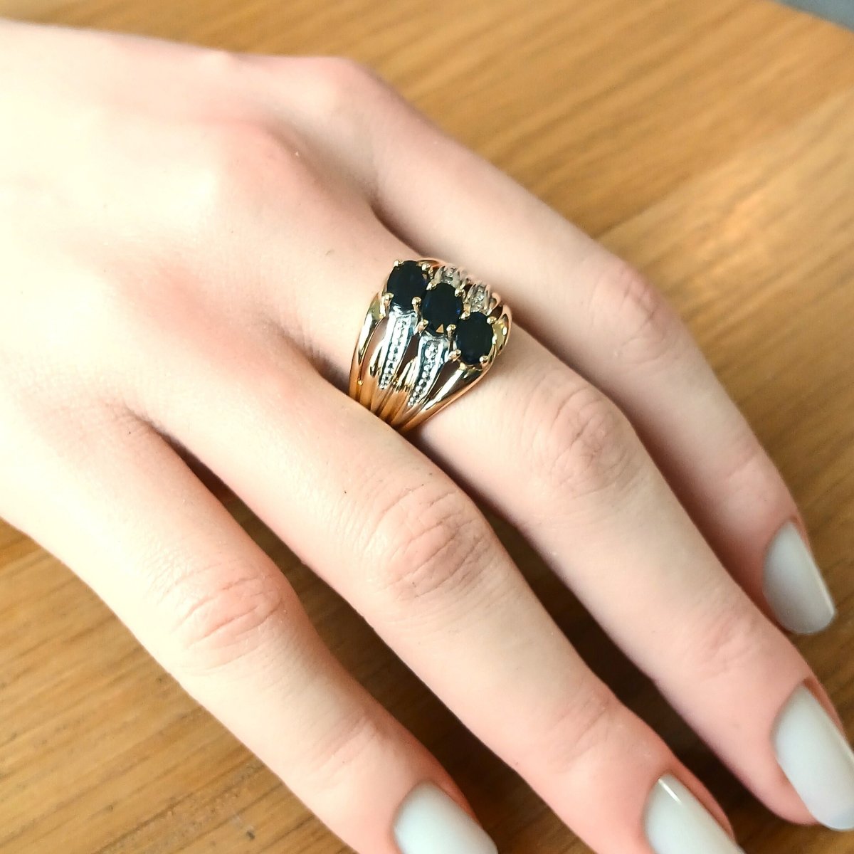 Bague Trilogie en or jaune, or blanc et saphirs - Castafiore