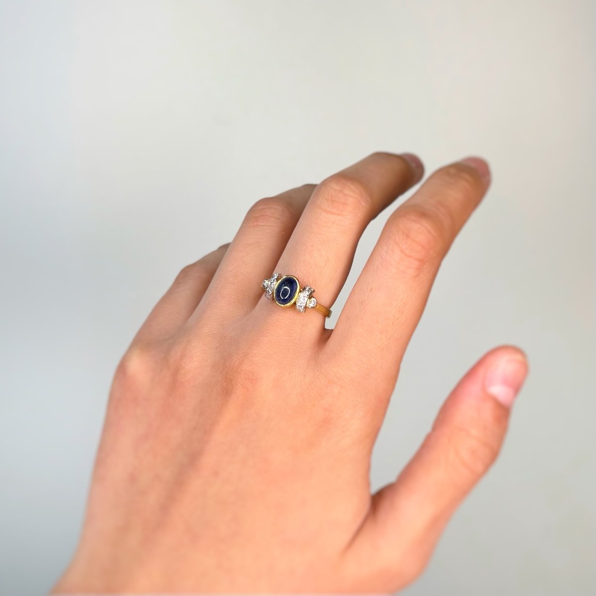 Bague Trilogie en or jaune, or blanc, saphir et diamants - Castafiore