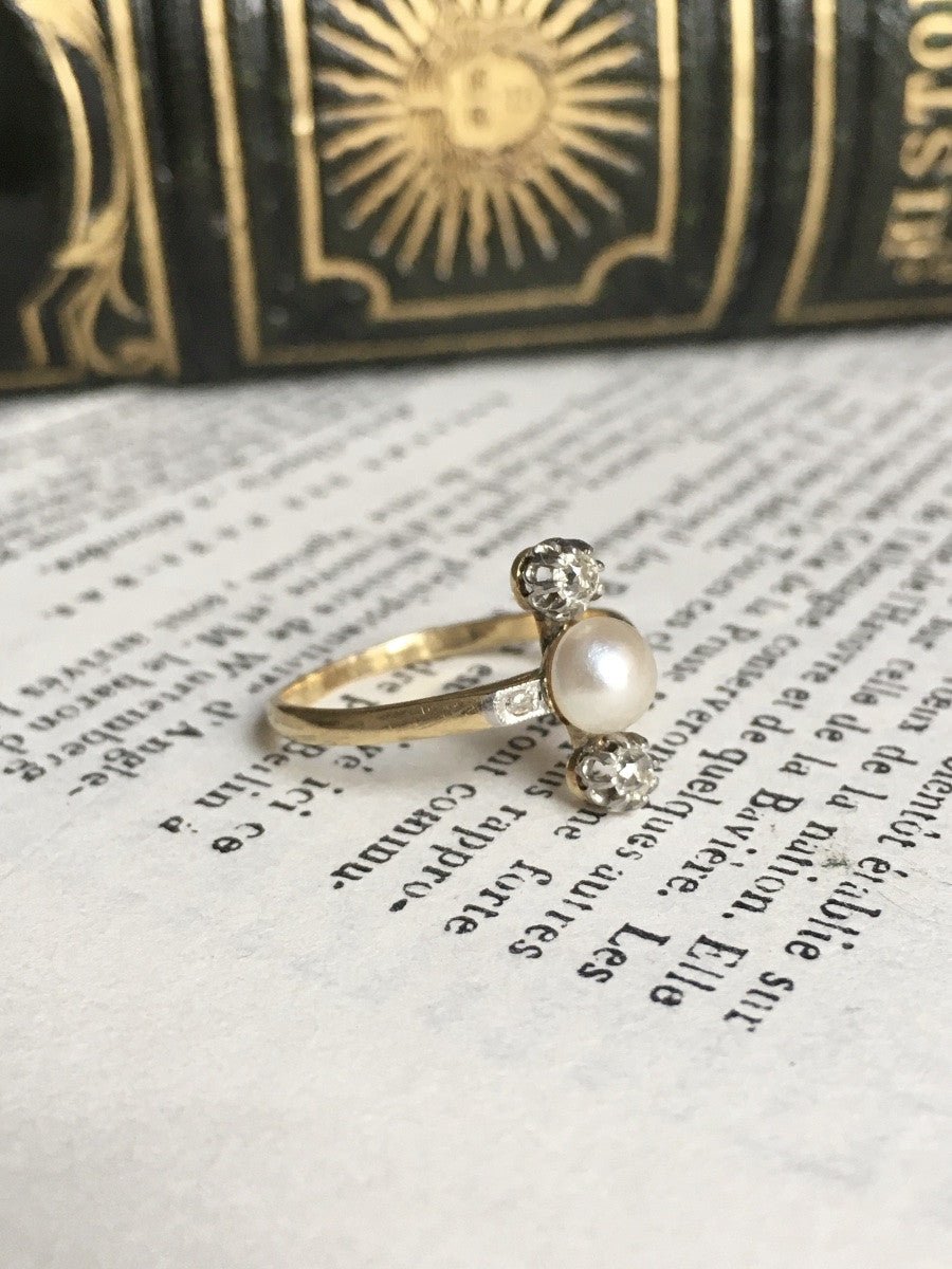 Bague Trilogie en or jaune, platine, perle et diamants - Castafiore