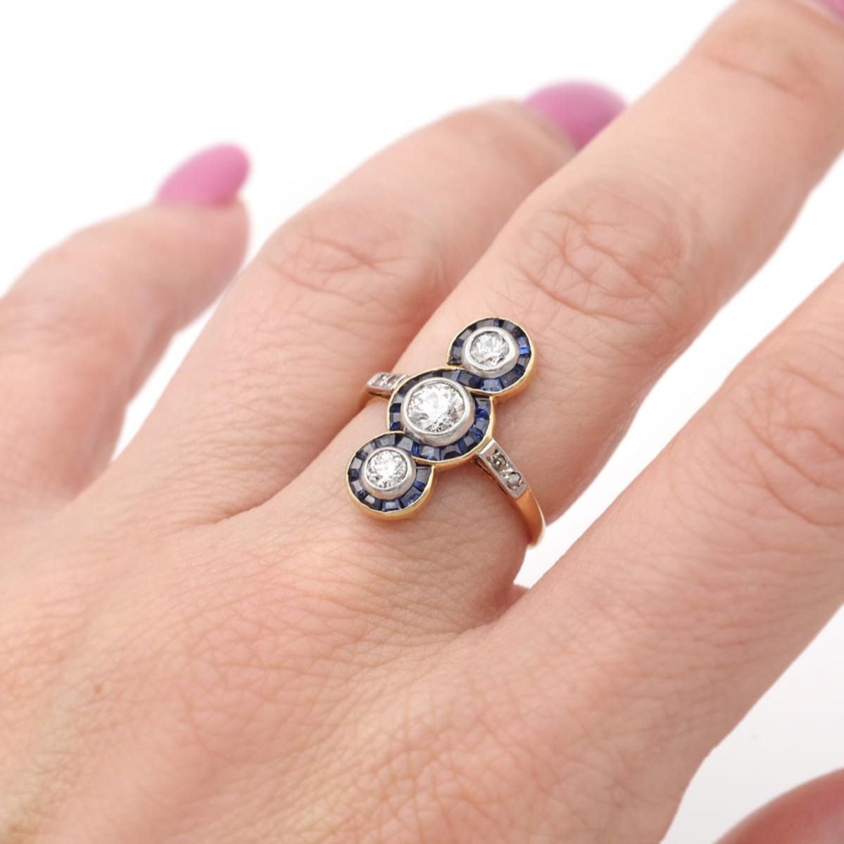 Bague Trilogie en or jaune, platine, saphirs et diamants - Castafiore