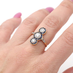 Bague Trilogie en or jaune, platine, saphirs et diamants - Castafiore