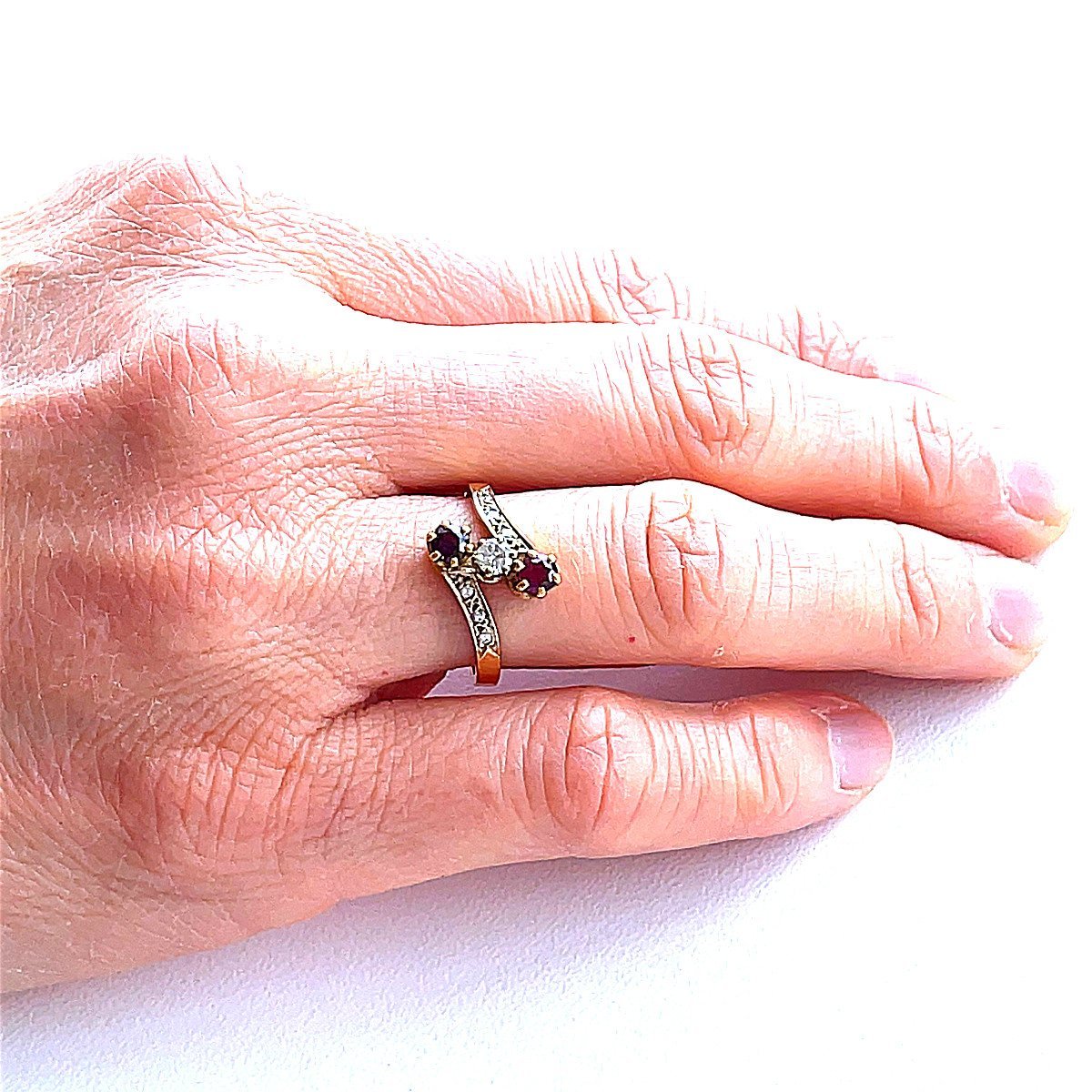 Bague Trilogie en or jaune, rubis, et diamants - Castafiore