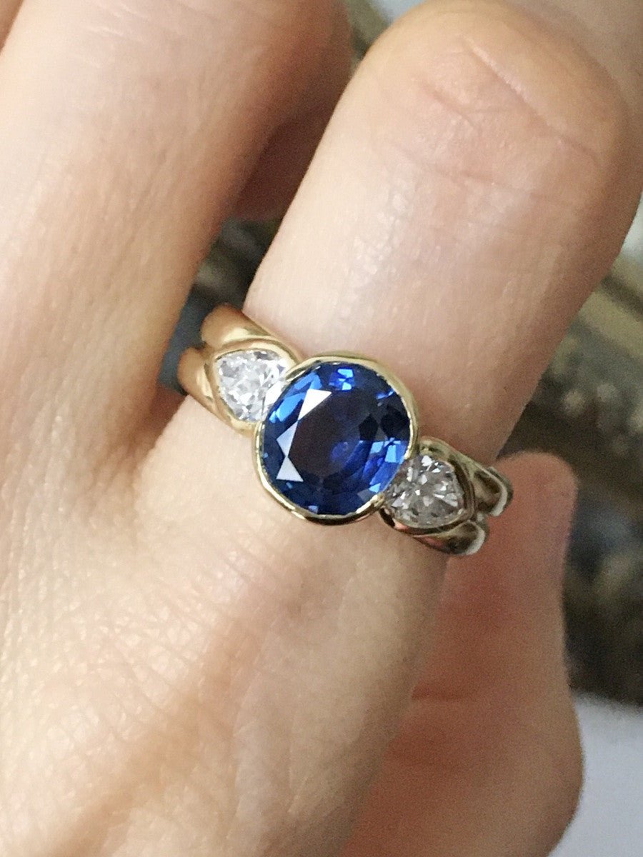 Bague Trilogie en or jaune, saphir et diamants - Castafiore