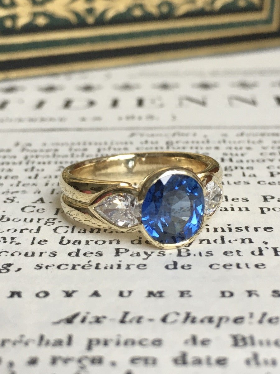 Bague Trilogie en or jaune, saphir et diamants - Castafiore