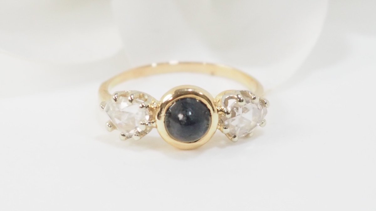Bague Trilogie en or jaune, saphir et diamants - Castafiore
