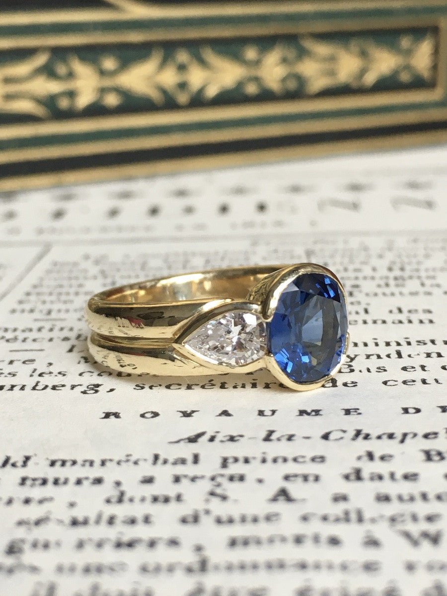 Bague Trilogie en or jaune, saphir et diamants - Castafiore