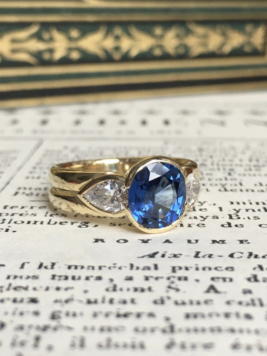 Bague Trilogie en or jaune, saphir et diamants - Castafiore
