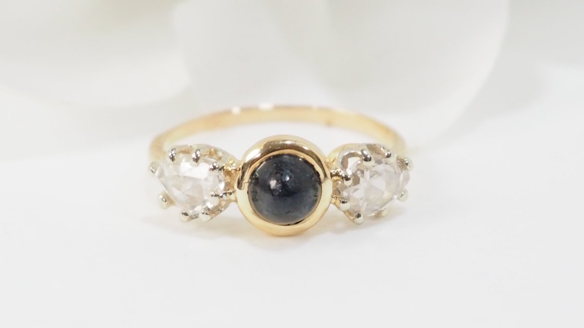 Bague Trilogie en or jaune, saphir et diamants - Castafiore