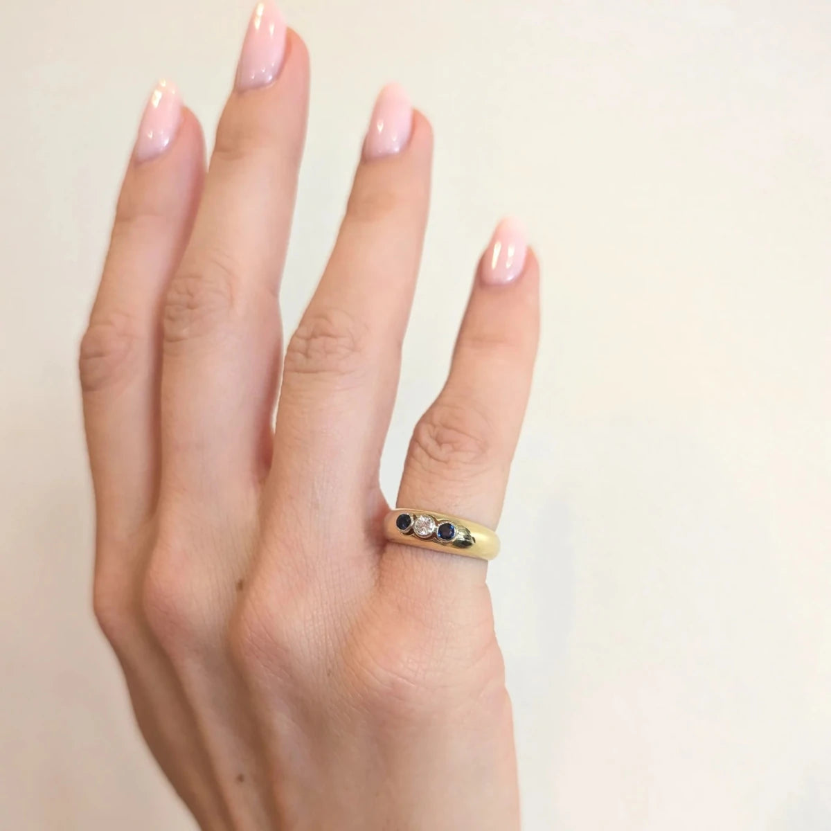 Bague Trilogie en or jaune, saphirs et diamant - Castafiore