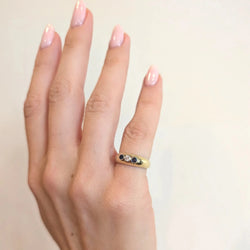 Bague Trilogie en or jaune, saphirs et diamant - Castafiore