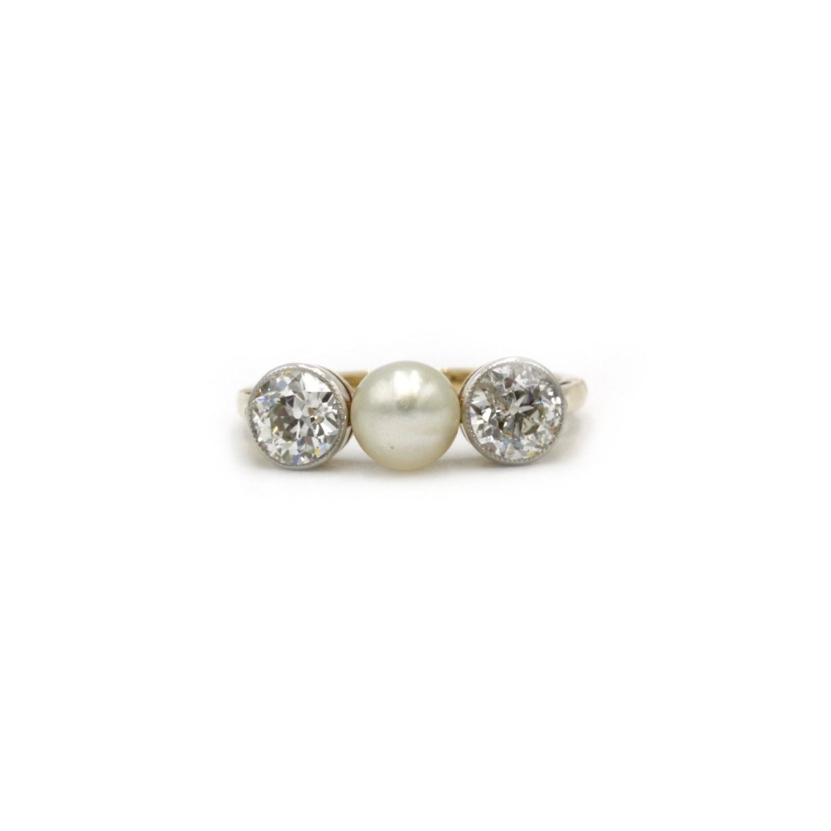 Bague trilogie or jaune 750, XIXe siècle, perle et deux diamants tailles anciennes pour 1 carat total - Castafiore