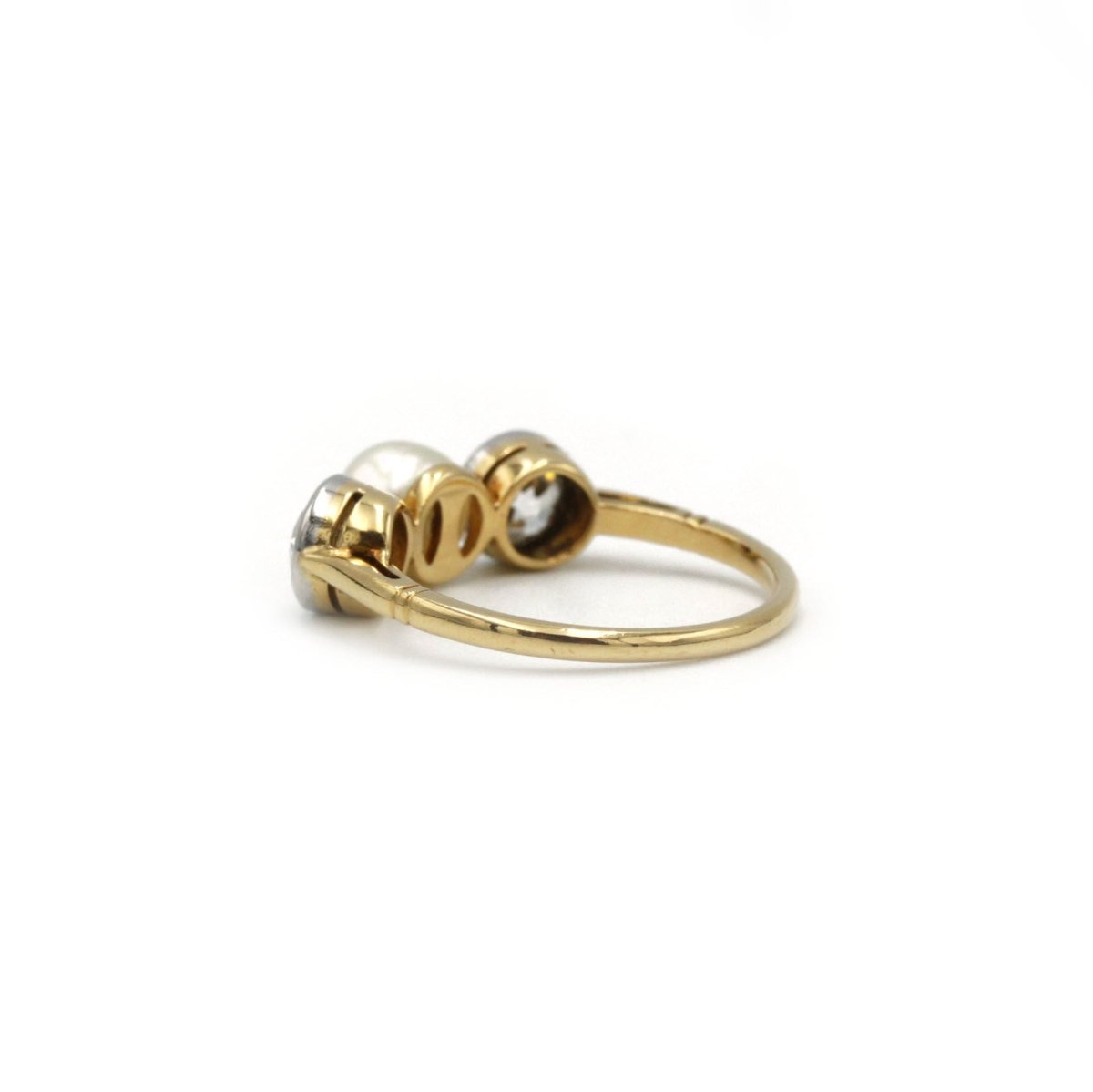 Bague trilogie or jaune 750, XIXe siècle, perle et deux diamants tailles anciennes pour 1 carat total - Castafiore