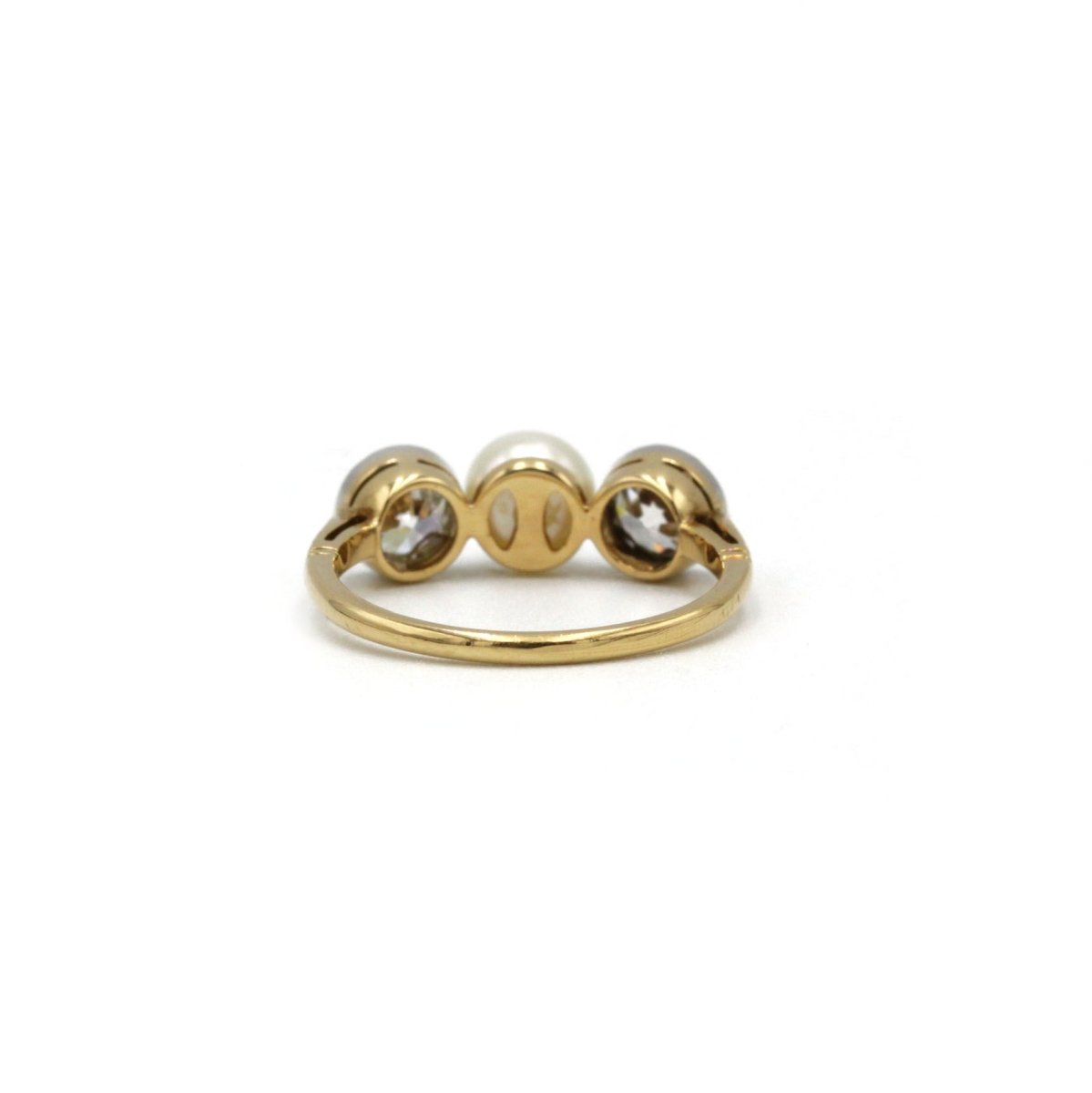Bague trilogie or jaune 750, XIXe siècle, perle et deux diamants tailles anciennes pour 1 carat total - Castafiore