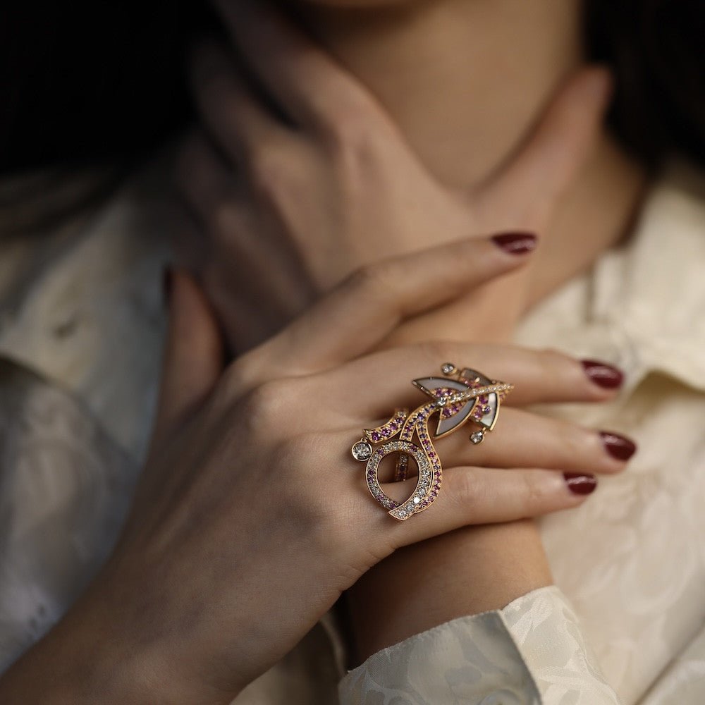 Bague VAN CLEEF & ARPELS "Cerf volant" en or rose, nacre, saphirs et diamants - Castafiore