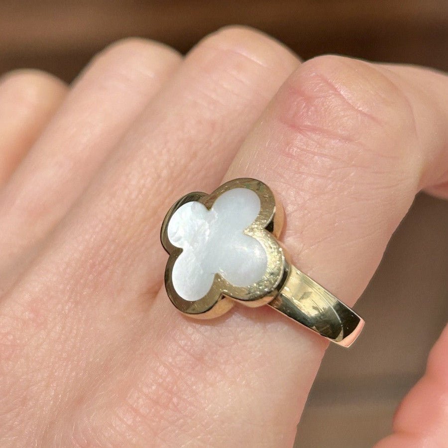 Bague VAN CLEEF & ARPELS "Pure Alhambra" en or jaune et nacre - Castafiore