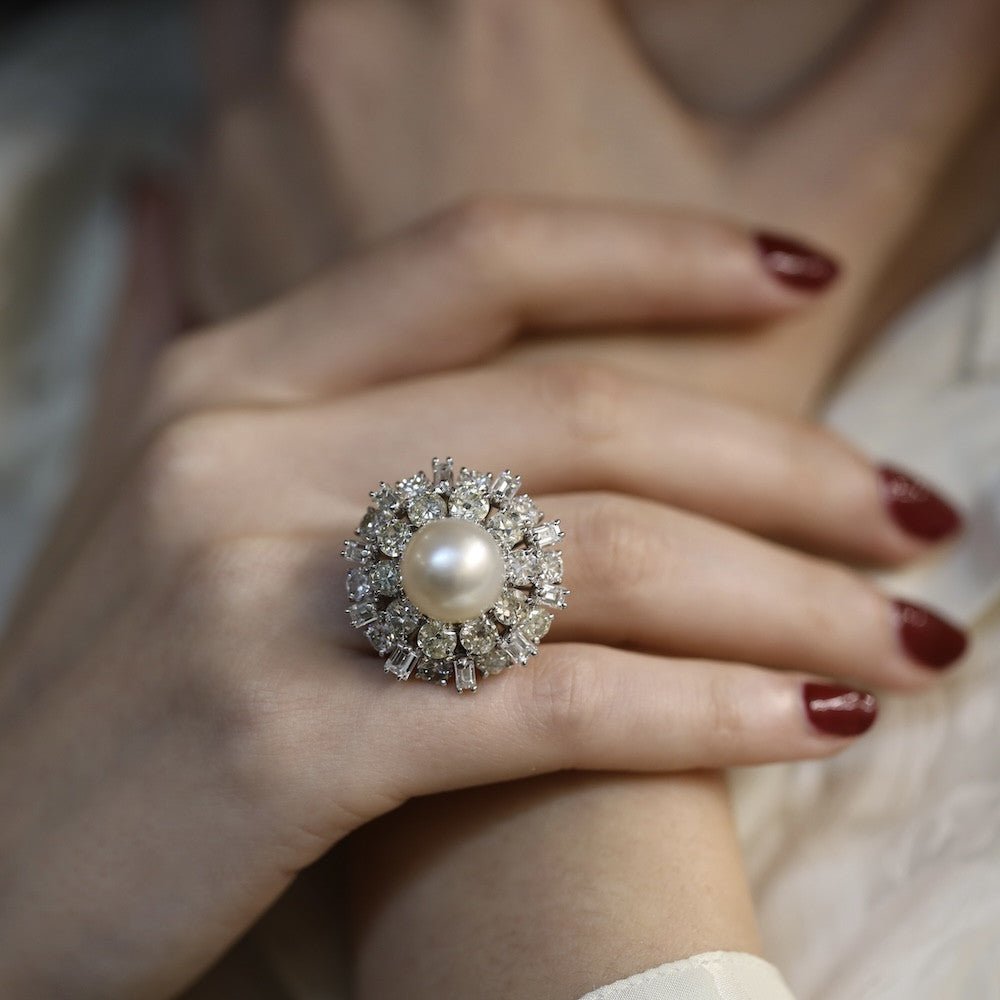 Bague vers 1970 en or gris 18 Cts avec diamants et perle de culture. Taille 52 - 53. - Castafiore
