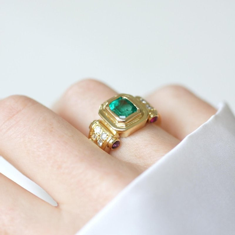 Bague Vintage Emeraude Colombienne, Diamants et Rubis sur Or Jaune - Castafiore