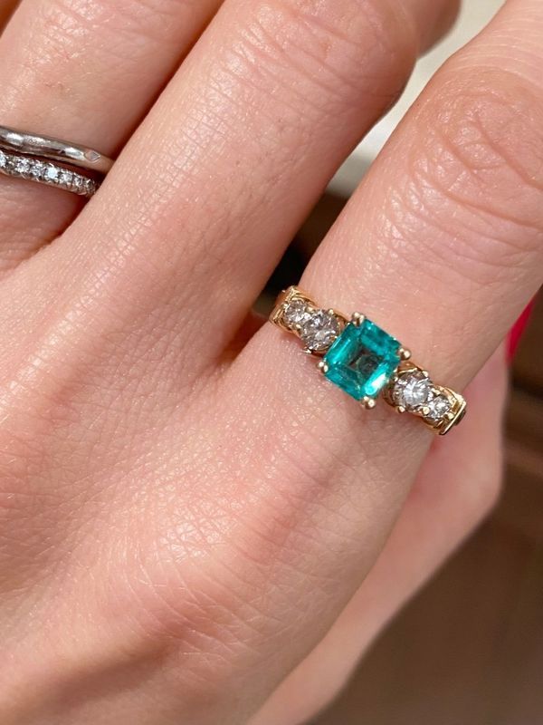 Bague vintage en or 14k sertie d'une émeraude et de diamants - Castafiore