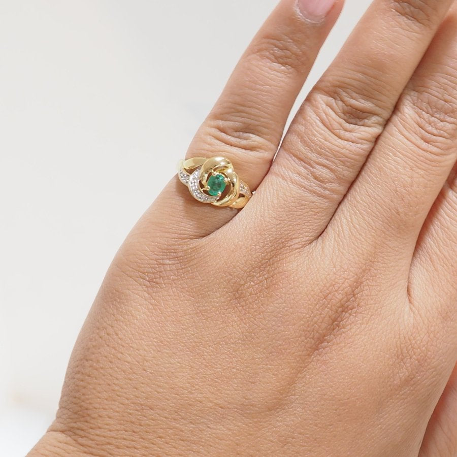 Bague vintage en or jaune, émeraude et diamants - Castafiore