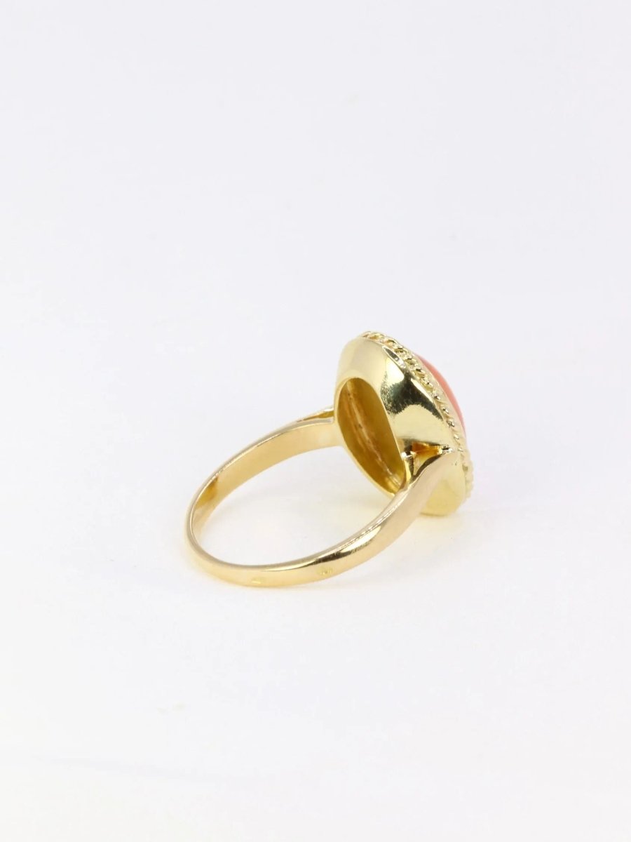 Bague Ancienne En Or 18 Carats Avec Cabochon De Corail - Occasion - Bijou Vintage