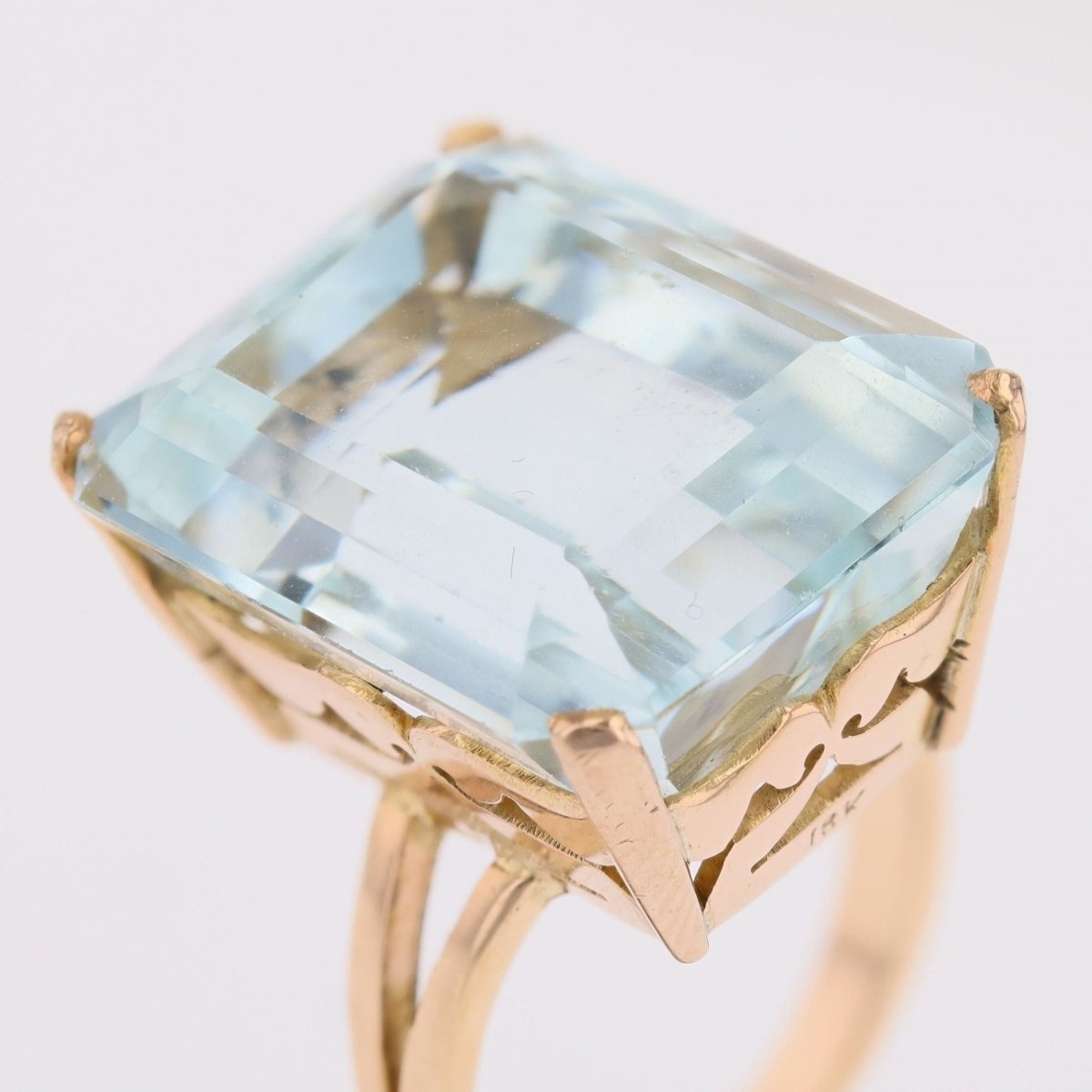 Bague vintage en or rose et aigue - marine - Castafiore