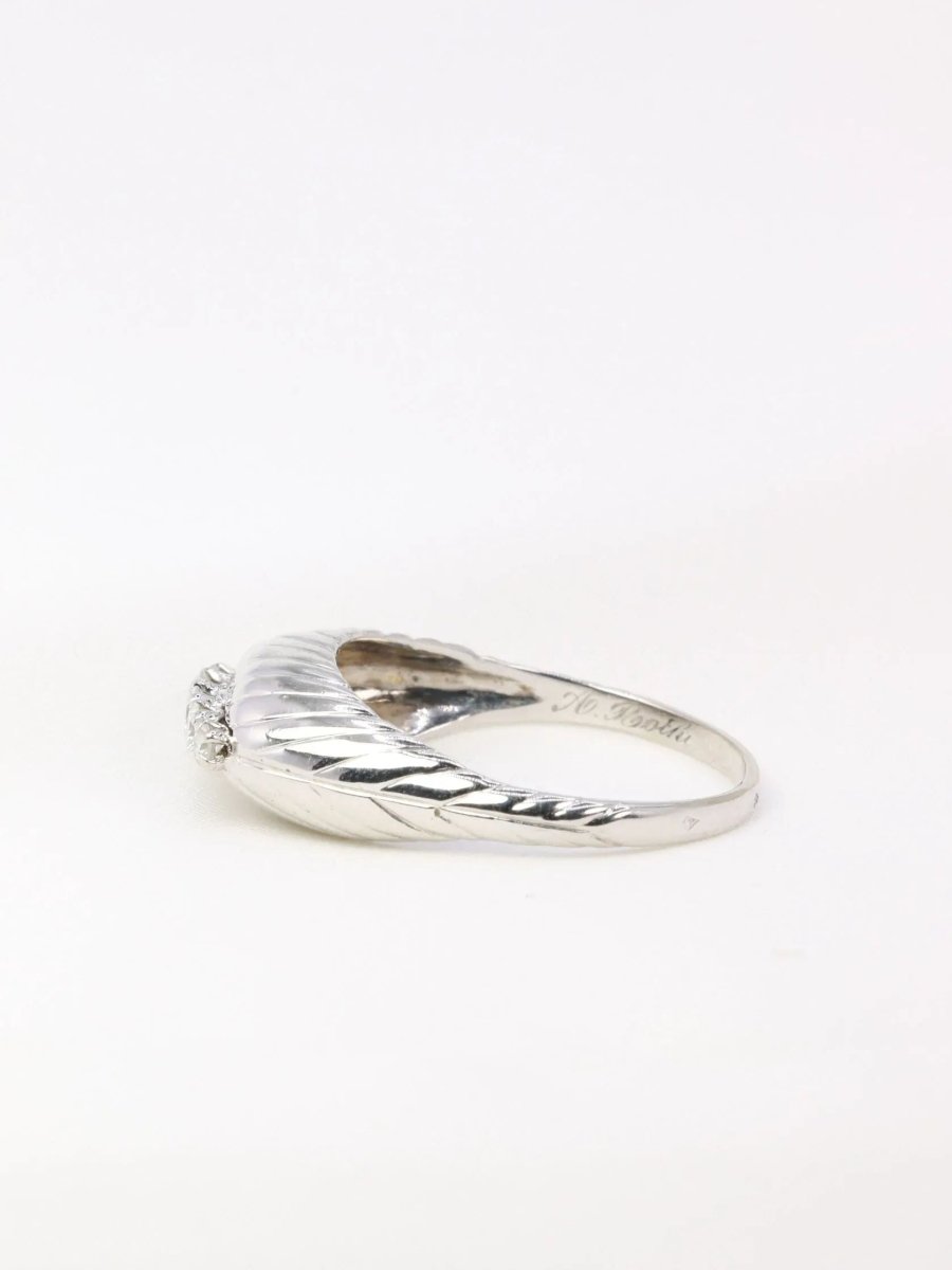 Bague vintage godronnée en or blanc et diamants - Castafiore