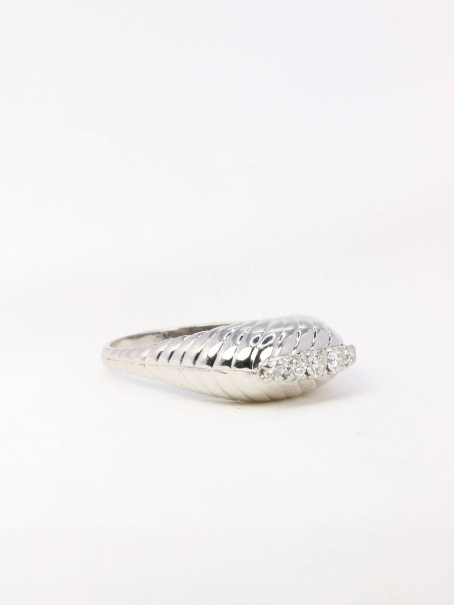 Bague vintage godronnée en or blanc et diamants - Castafiore