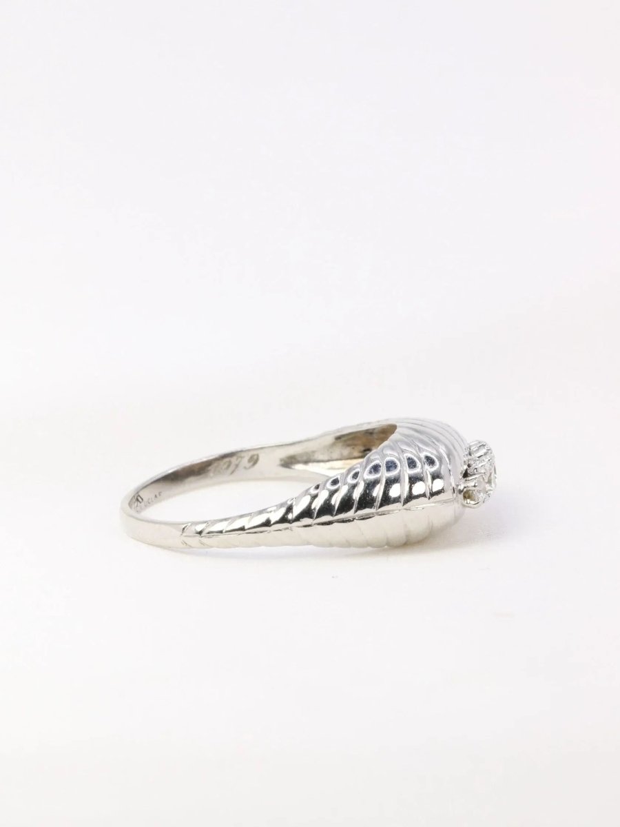 Bague vintage godronnée en or blanc et diamants - Castafiore