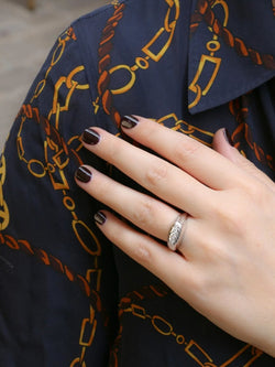 Bague vintage godronnée en or blanc et diamants - Castafiore