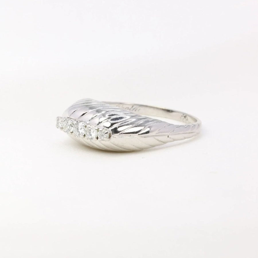 Bague vintage godronnée en or blanc et diamants - Castafiore