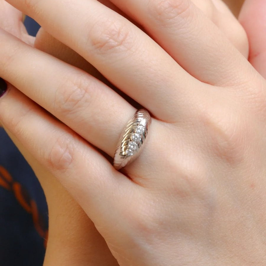 Bague vintage godronnée en or blanc et diamants - Castafiore