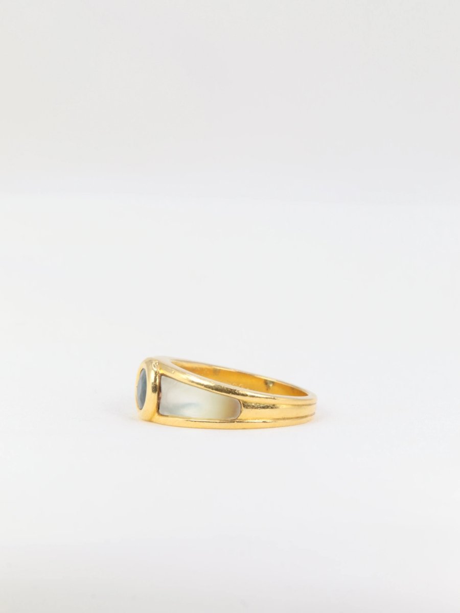 Bague vintage Mauboussin en or, nacre et saphir - Castafiore