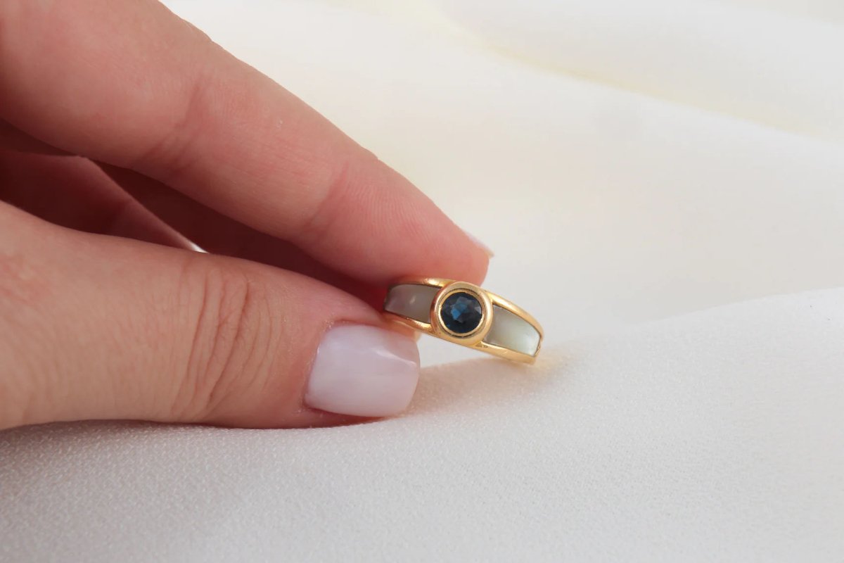 Bague vintage Mauboussin en or, nacre et saphir - Castafiore