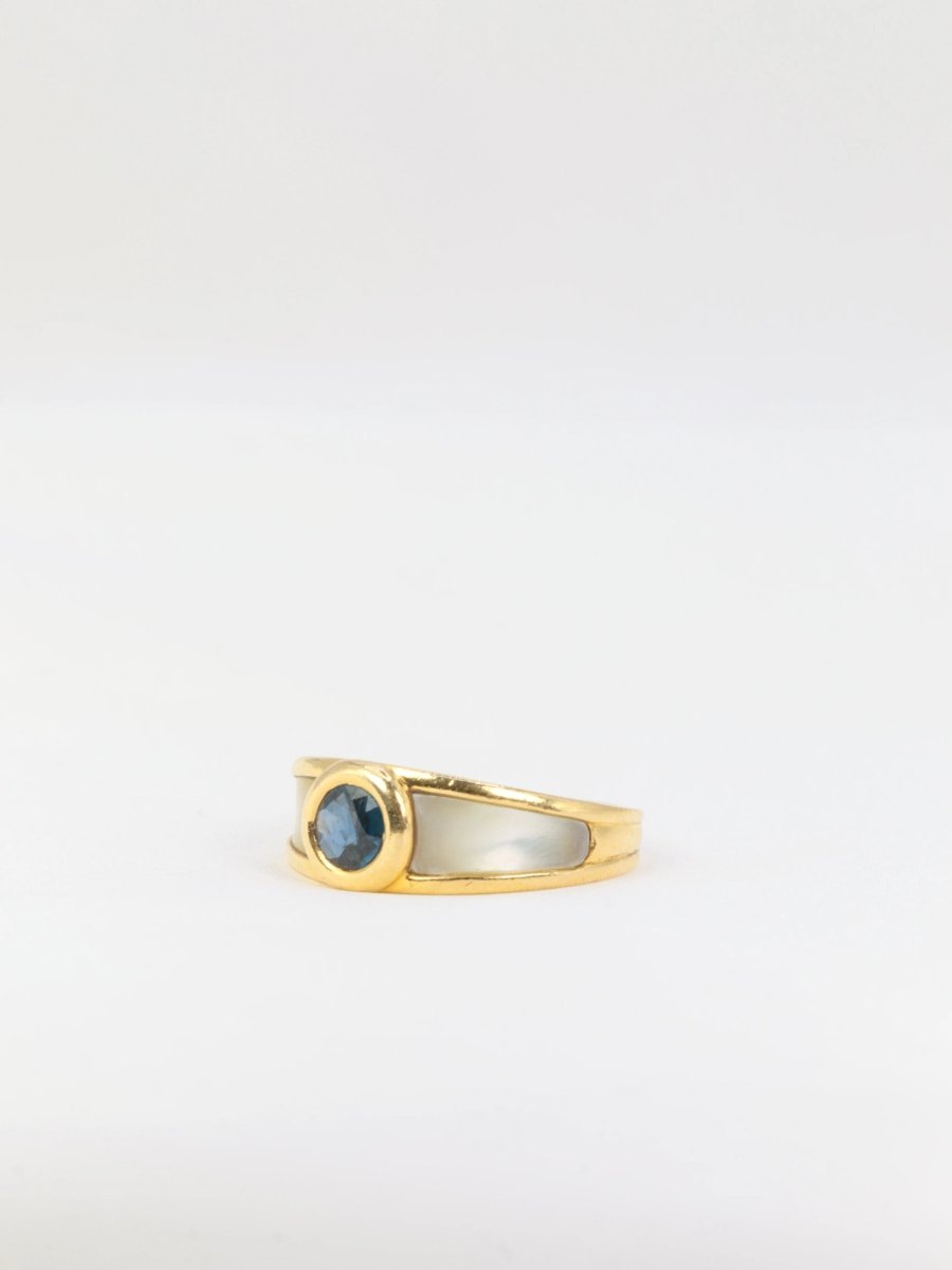 Bague vintage Mauboussin en or, nacre et saphir - Castafiore