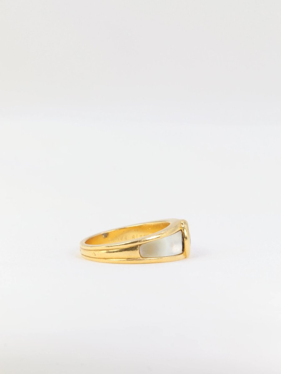 Bague vintage Mauboussin en or, nacre et saphir - Castafiore