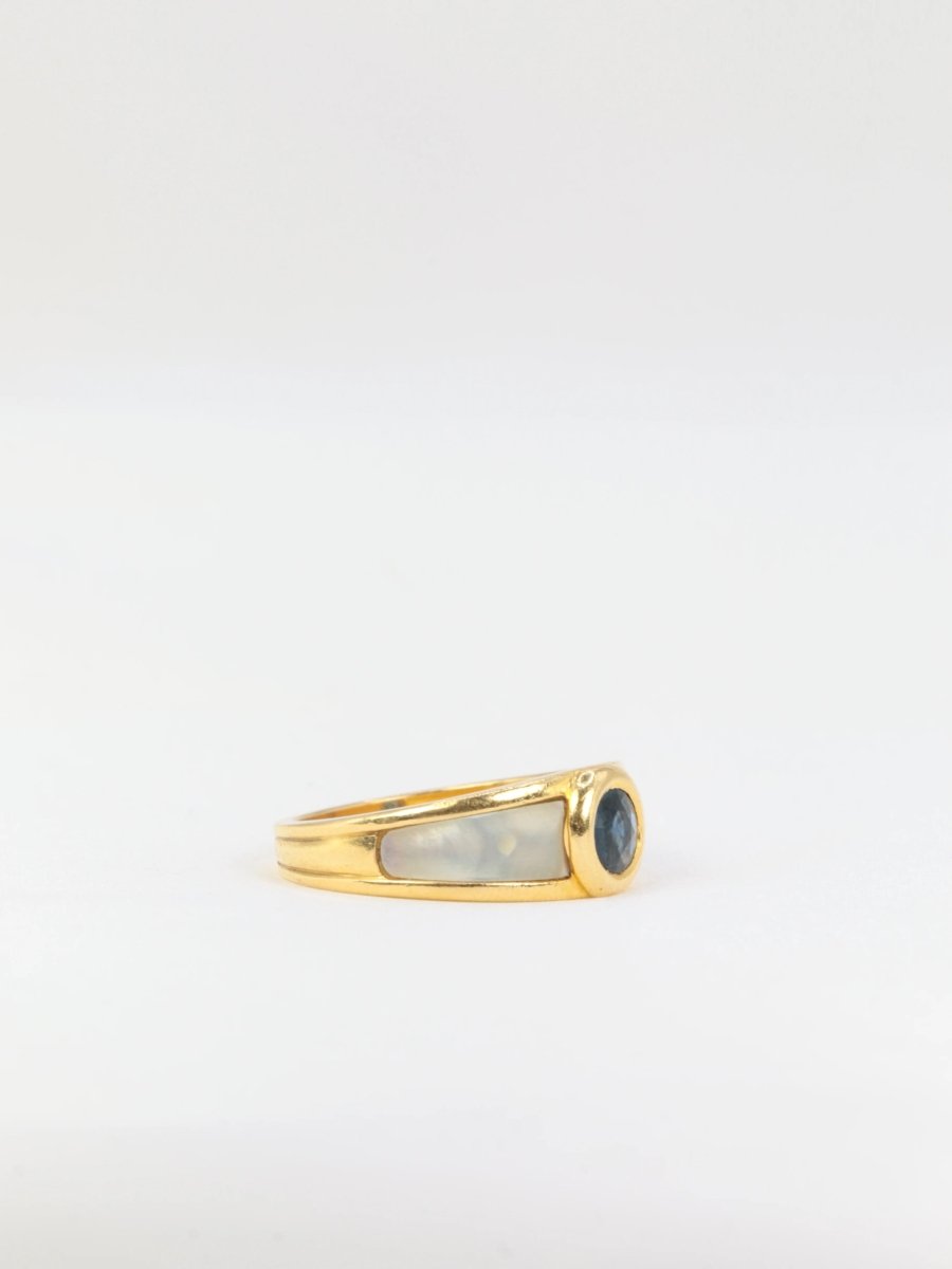 Bague vintage Mauboussin en or, nacre et saphir - Castafiore