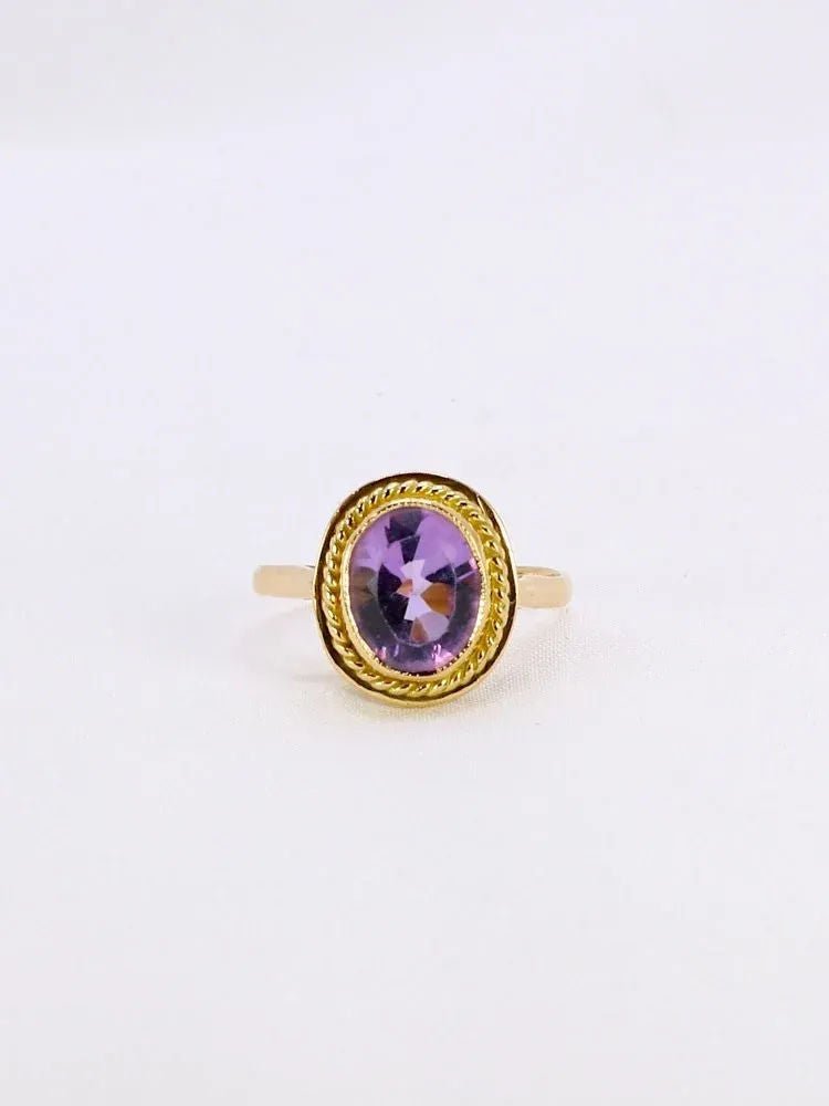 Bague vintage or jaune améthyste ovale 2,6 carats - Castafiore