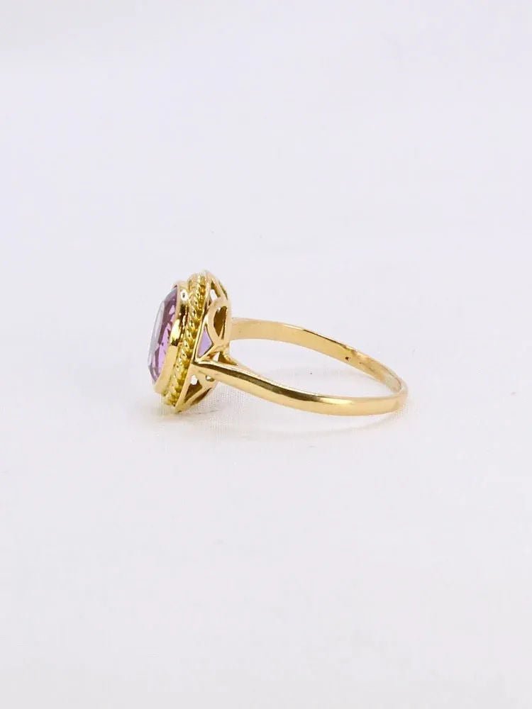 Bague vintage or jaune améthyste ovale 2,6 carats - Castafiore