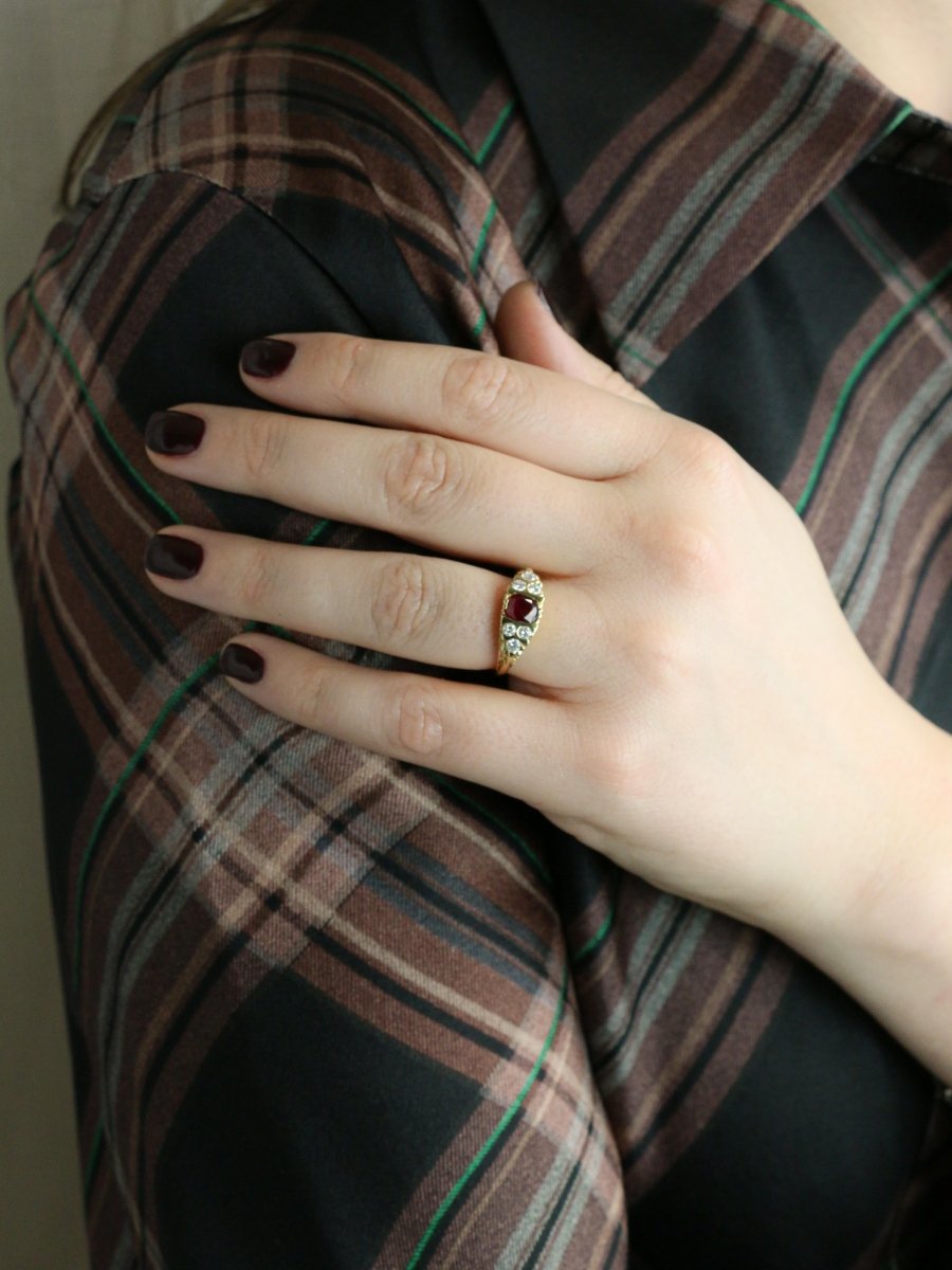 Bague vintage rubis coussin diamants or jaune - Castafiore