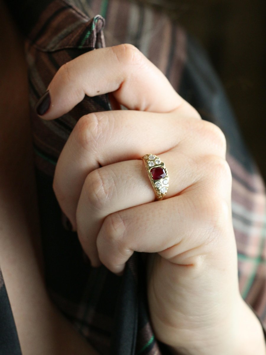Bague vintage rubis coussin diamants or jaune - Castafiore