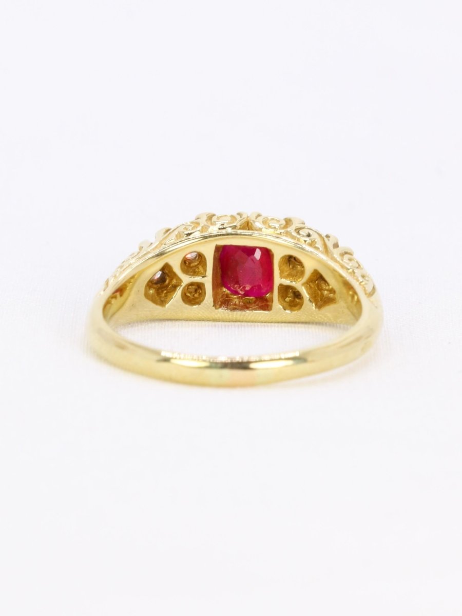 Bague vintage rubis coussin diamants or jaune - Castafiore