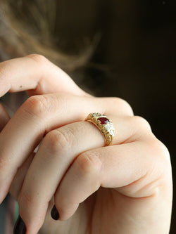 Bague vintage rubis coussin diamants or jaune - Castafiore
