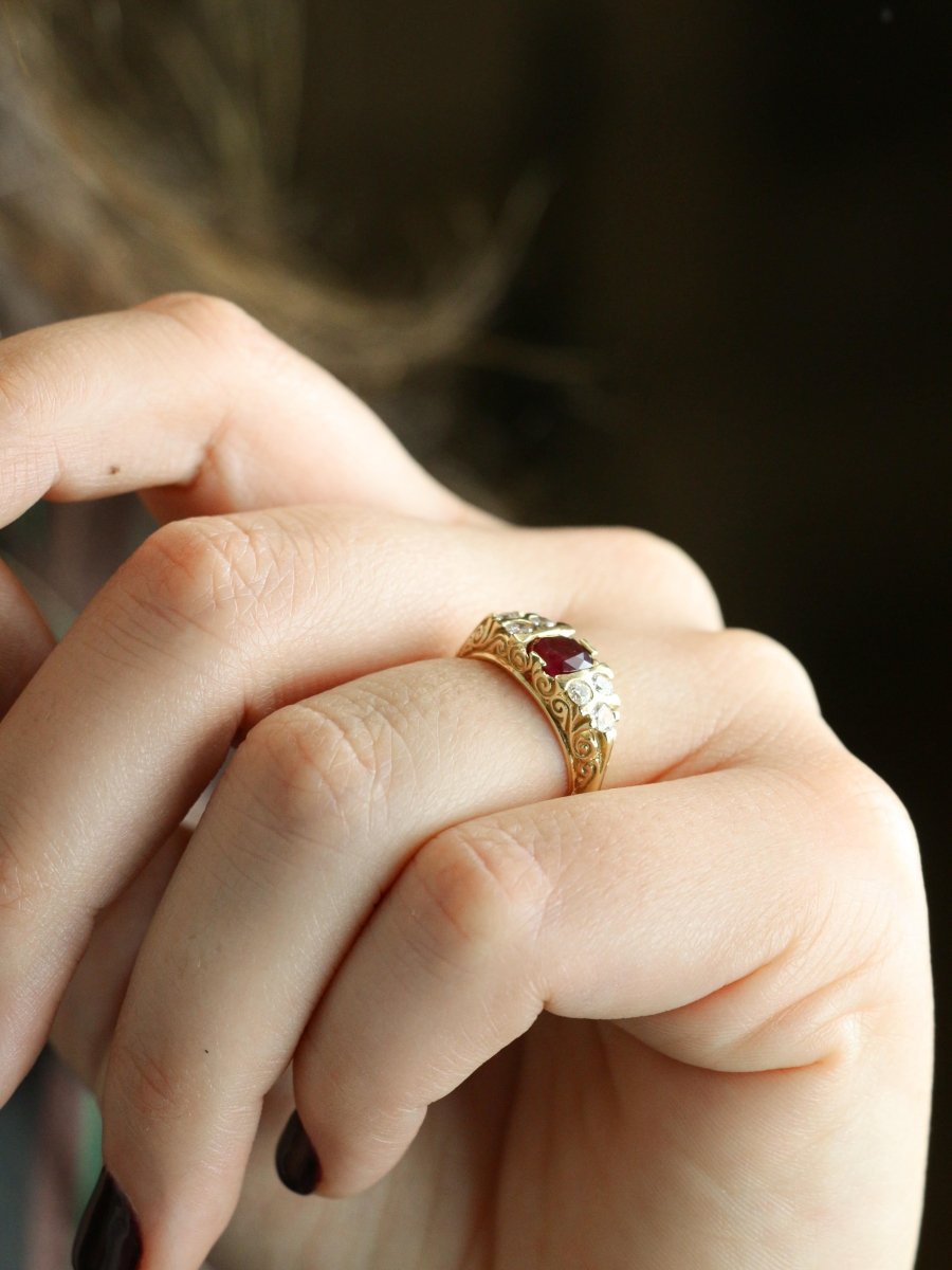 Bague vintage rubis coussin diamants or jaune - Castafiore