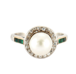 BagueEntourage en platine, or jaune, émeraudes, perle, et diamants - Castafiore