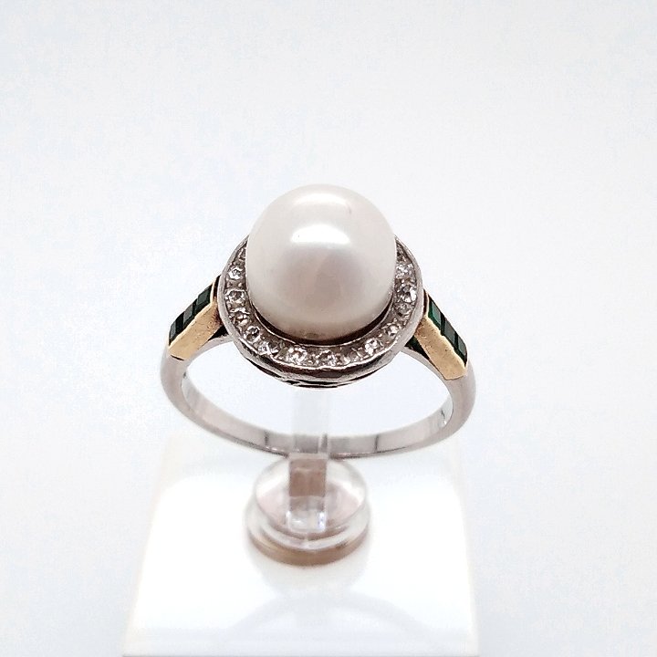 BagueEntourage en platine, or jaune, émeraudes, perle, et diamants - Castafiore
